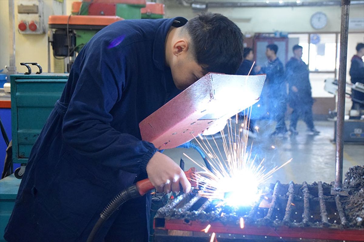 Turgutlu'da meslek lisesi öğrencileri atıl malzemeleri dekoratif eşyalara dönüştürüyor