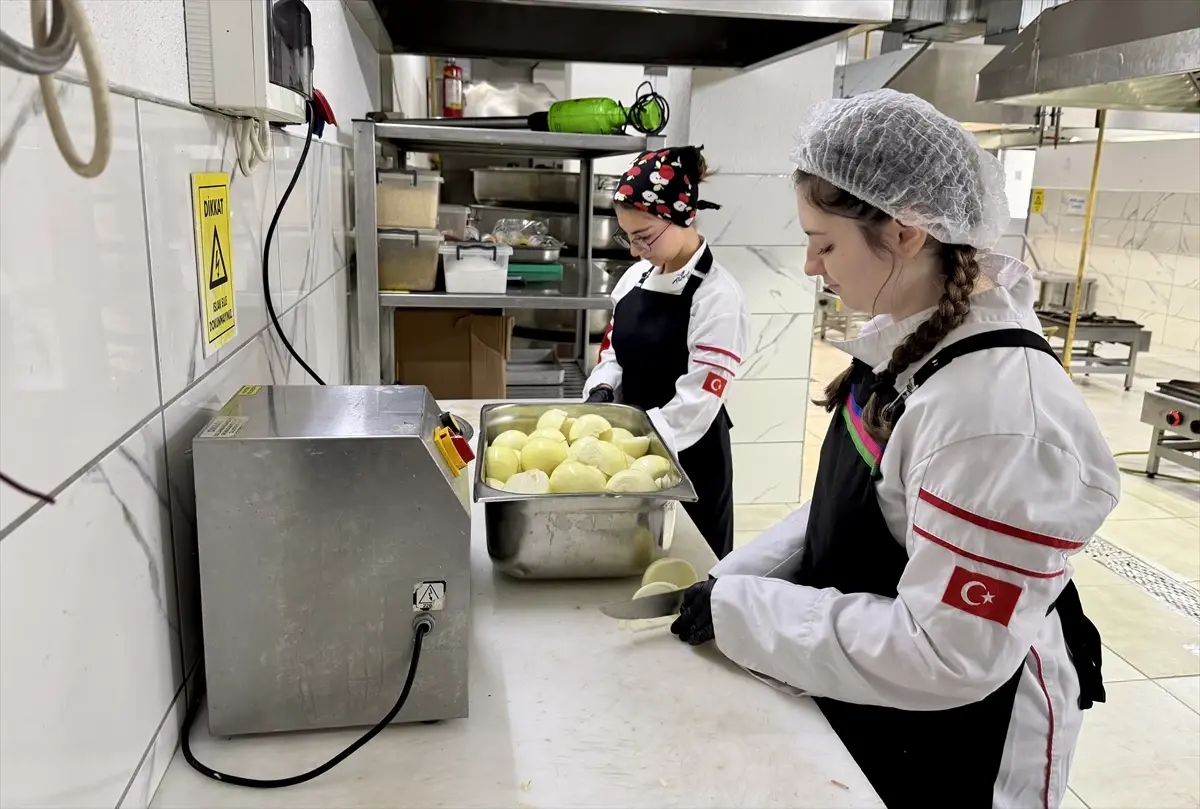 Turizm lisesi öğrencileri sahada iş hayatına hazırlanıyor
