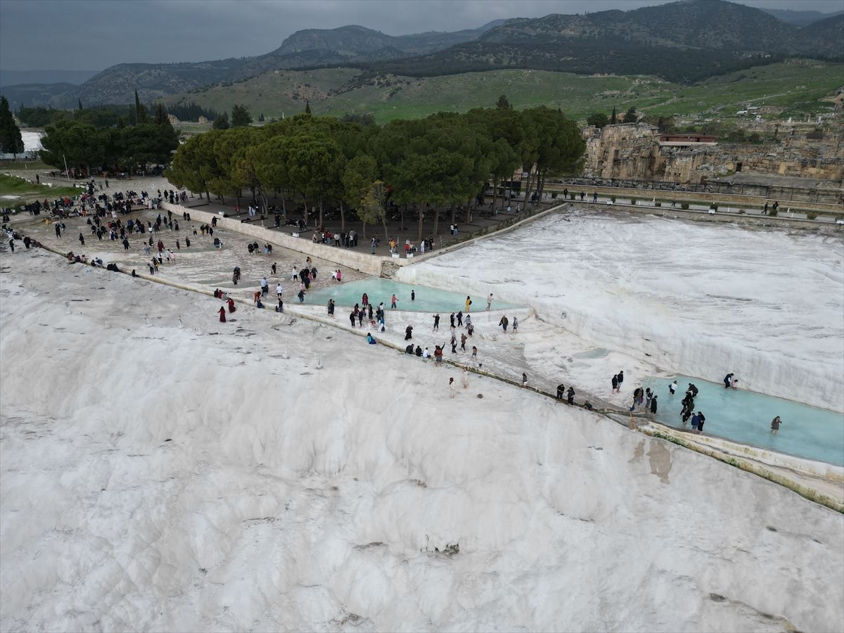 Turizm merkezi Pamukkale'de bayram yoğunluğu yaşanıyor