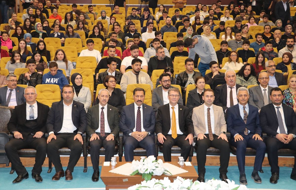 Türk Dil Kurumu Başkanı Mert, Hatay'da üniversite öğrencileriyle buluştu