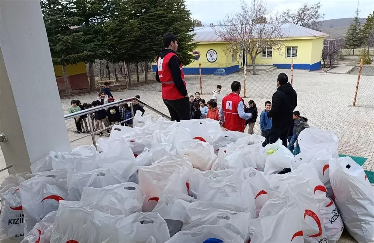 Türk Kızılay Baskil Şubesi'nden ihtiyaç sahibi öğrencilere kıyafet yardımı