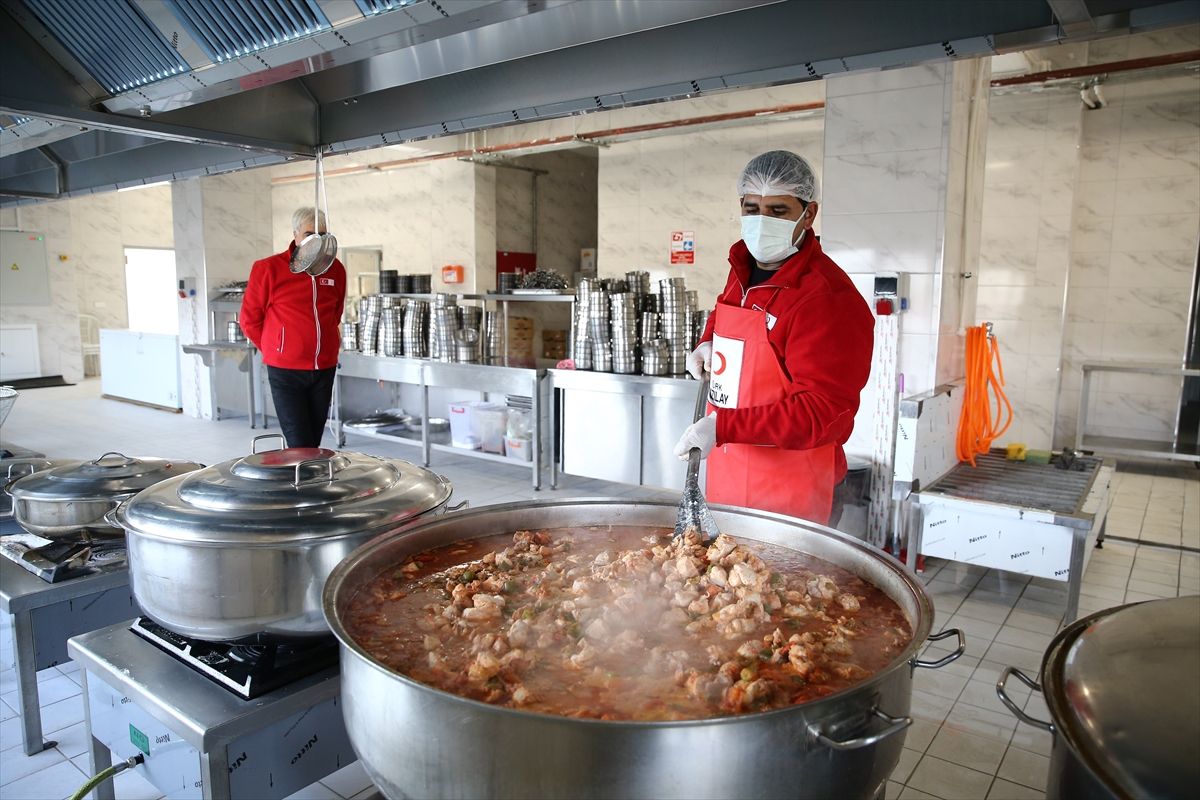 Türk Kızılay, Doğu'da yüzlerce aileye iftarda sıcak AŞ ulaştırıyor