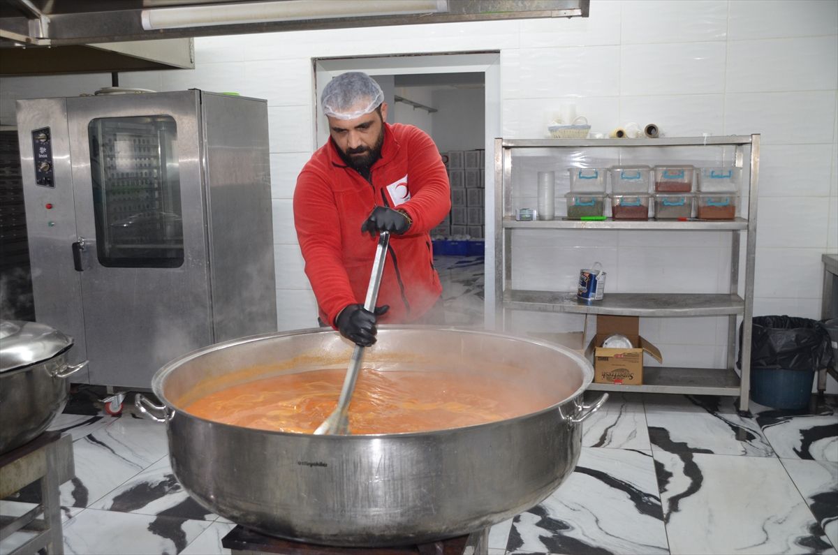 Türk Kızılay Muş'ta 1000 aileye iftar yemeği ulaştırıyor
