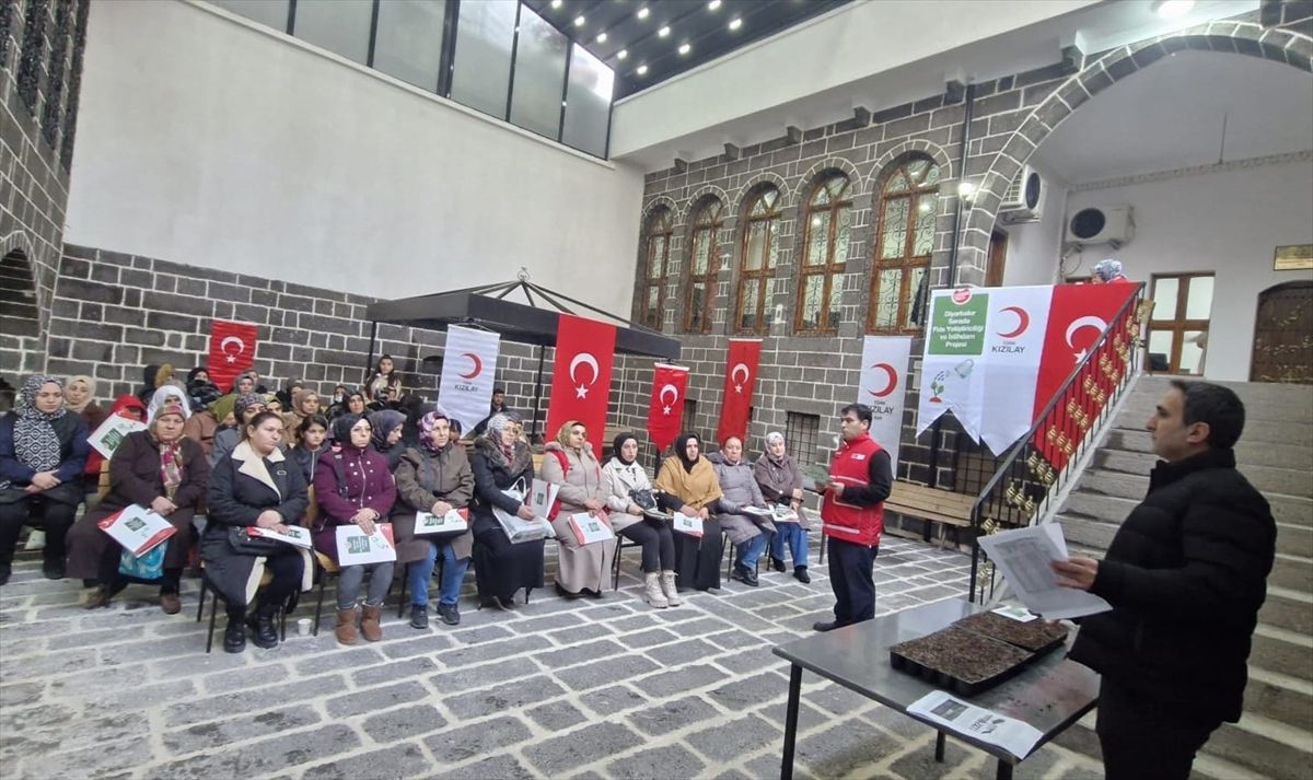 Türk Kızılay Sur Şubesinden kadın ve gençlere seracılık eğitimi