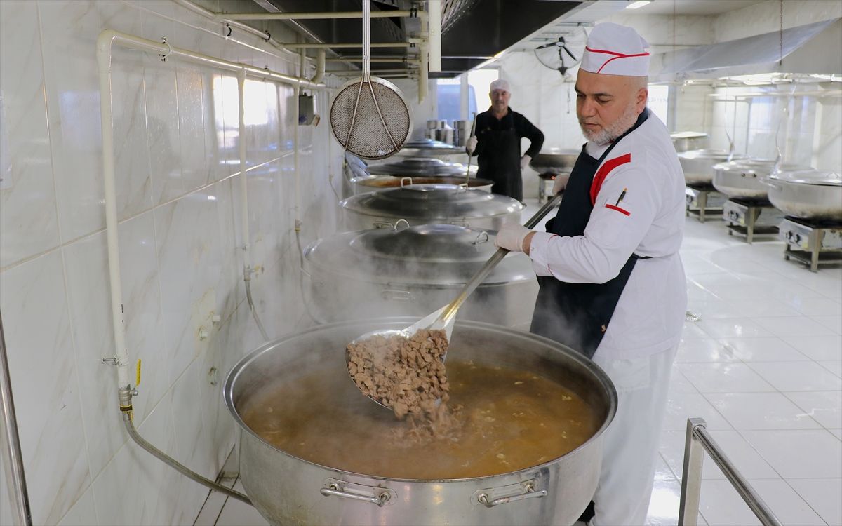 Türk Kızılay, Van'da 7 bin kişiye sıcak yemek ulaştırıyor