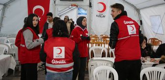 Türk Kızılayı gönüllüleri iftar çadırında görev alıyor