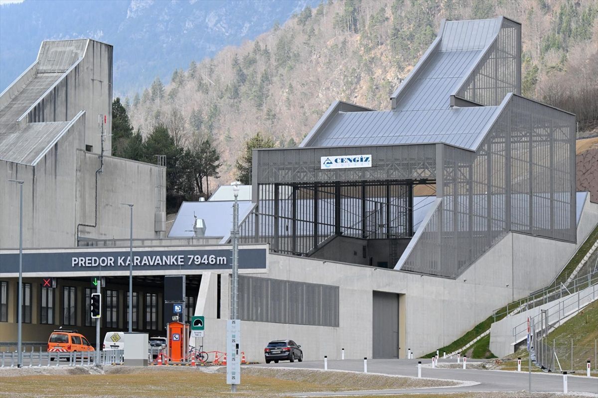 Türk şirketin Slovenya'da inşa ettiği Karavanke Tüneli trafiğe açıldı