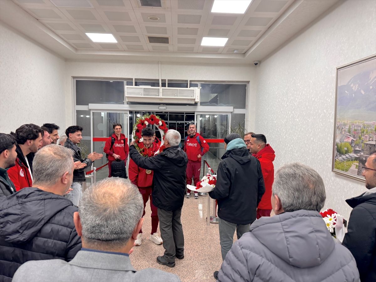 Türk spor tarihine geçen Furkan Akar, Erzurum'da çiçeklerle karşılandı
