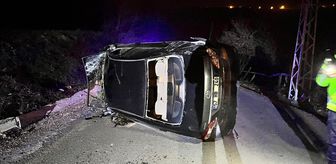 Türkeli'de devrilen otomobildeki 2 kişi yaralandı