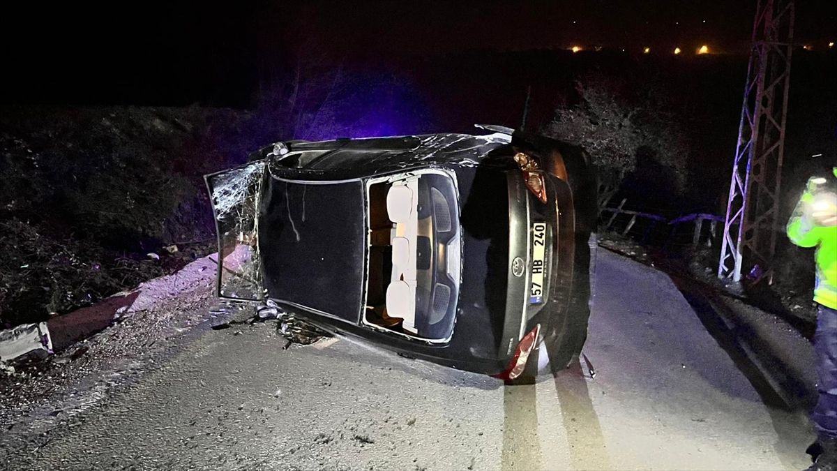 Türkeli'de devrilen otomobildeki 2 kişi yaralandı