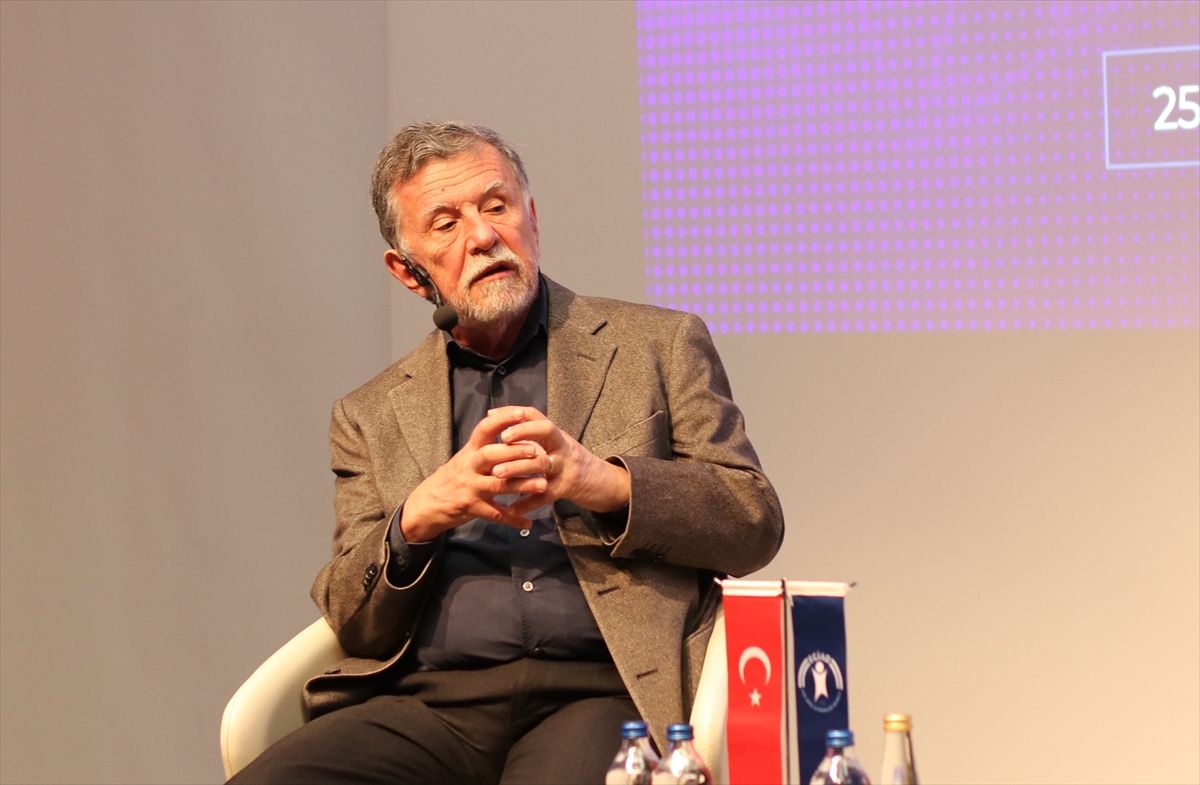 Türkiye Bilişim Vakfı Başkanı Eczacıbaşı, İzmir'de Dönüşüm Sahnesi'ne katıldı