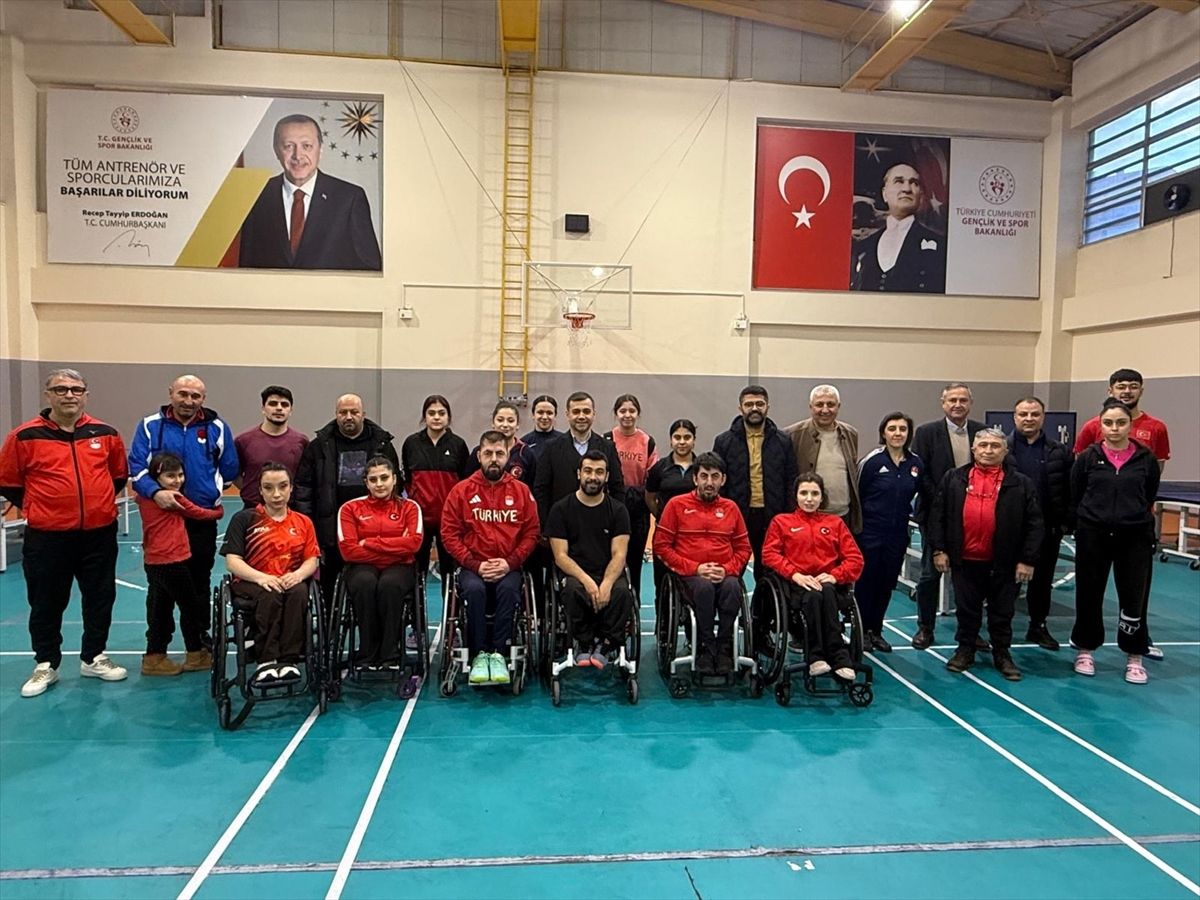 Türkiye Masa Tenisi Federasyonu Başkanı Kerim Koç, Ankara'daki milli takım kampını ziyaret etti