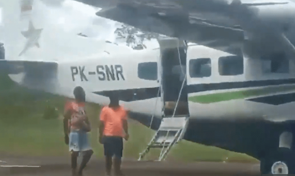 ucak indikten saniyeler sonra pilot ve yardimci 19558504 1819 m