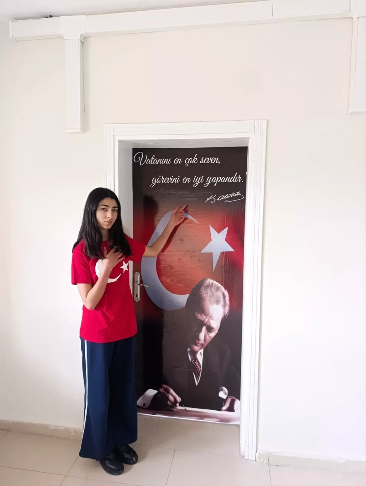 Ulaş'ta bir köy okulunun sınıf kapıları Atatürk ve Aşık Veysel resimleriyle kaplandı