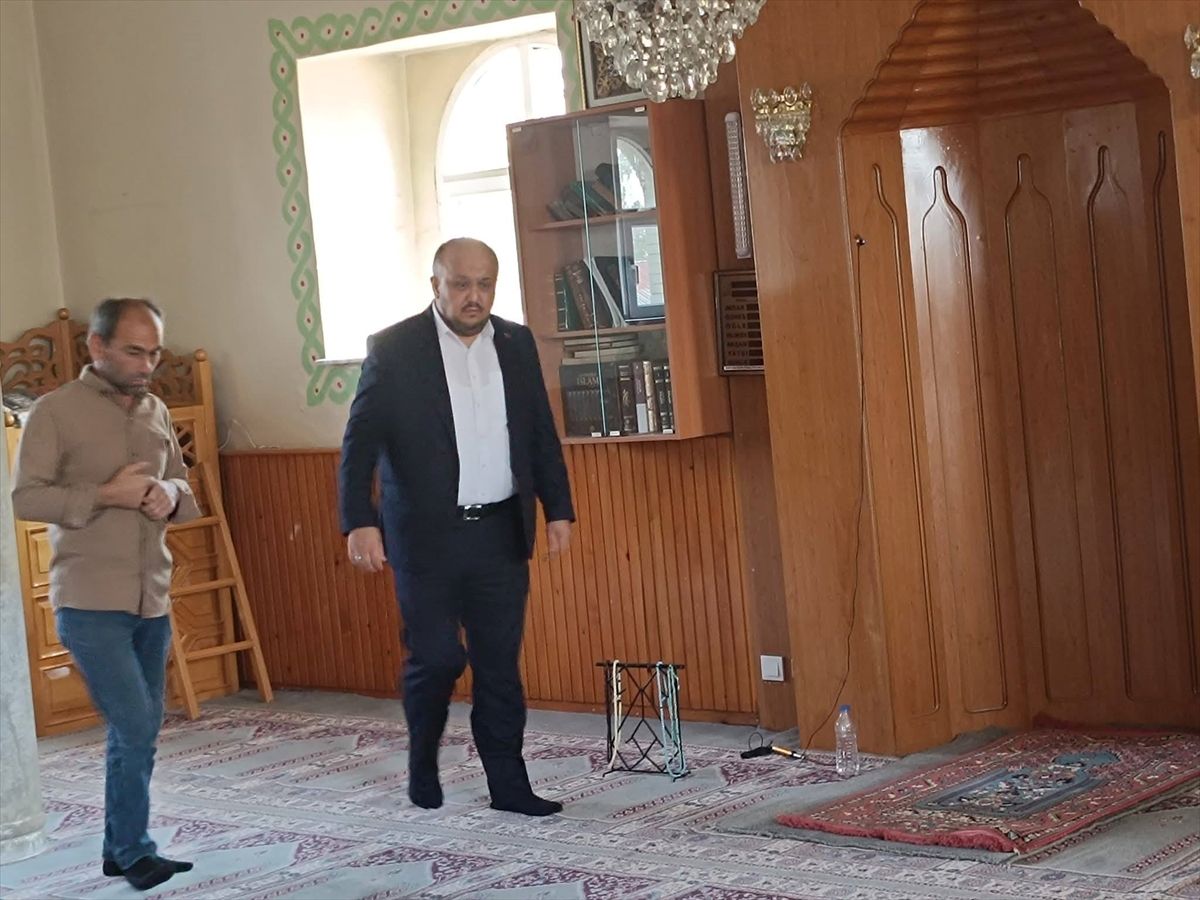 Ulaş'ta caminin bakım ve onarımını köylüler yaptı