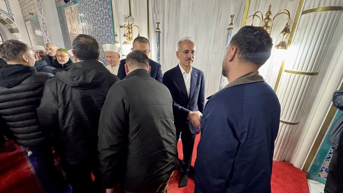 Ulaştırma ve Altyapı Bakanı Uraloğlu, bayram namazını Trabzon'da kıldı