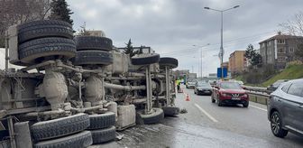Ümraniye'de devrilen beton mikserinin sürücüsü yaralandı