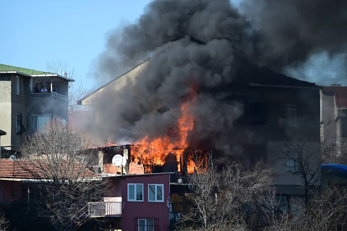 Ümraniye'de gecekonduda çıkan ve yanındaki eve sıçrayan yangın söndürüldü
