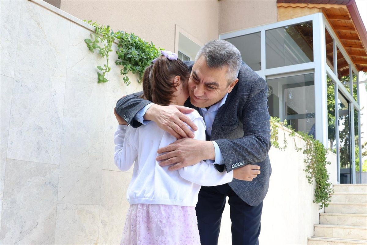 Umre hayali gerçekleşen depremzede Hazal, Mersin Valisi Atilla Toros'u ziyaret etti