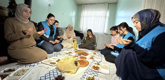 Üniversiteli gençler konuk oldukları yaşlıların iftar sofrasını hazırlıyor