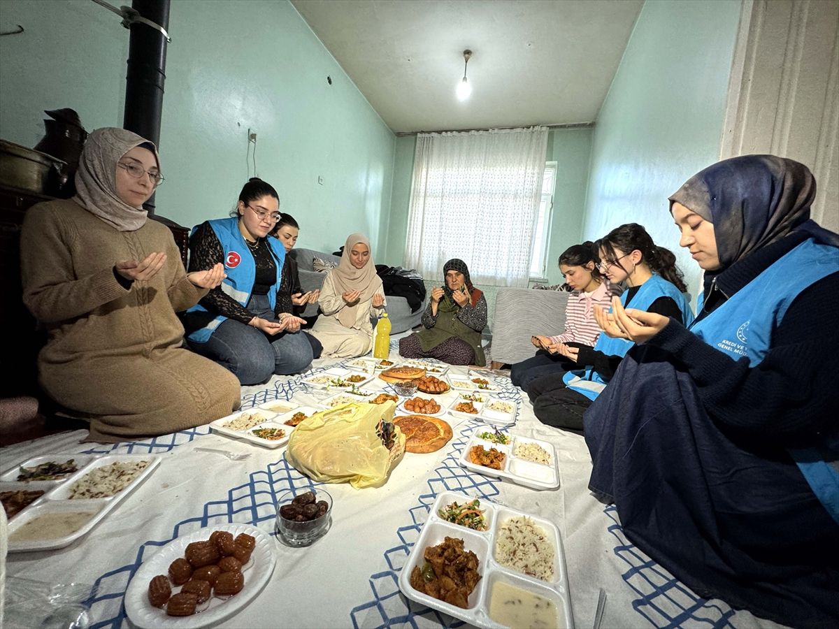 Üniversiteli gençler konuk oldukları yaşlıların iftar sofrasını hazırlıyor
