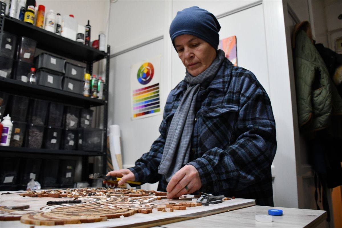Üniversiteyi 2 yıl önce birincilikle bitiren 54 yaşındaki kadın, mozaik eserler üretiyor