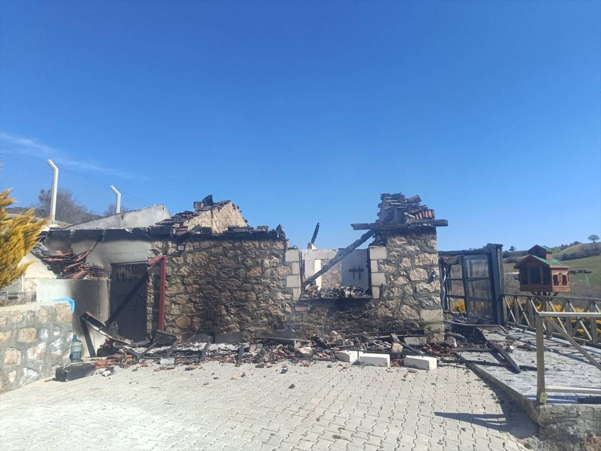 Uşak'ta bağ evinde çıkan yangın söndürüldü