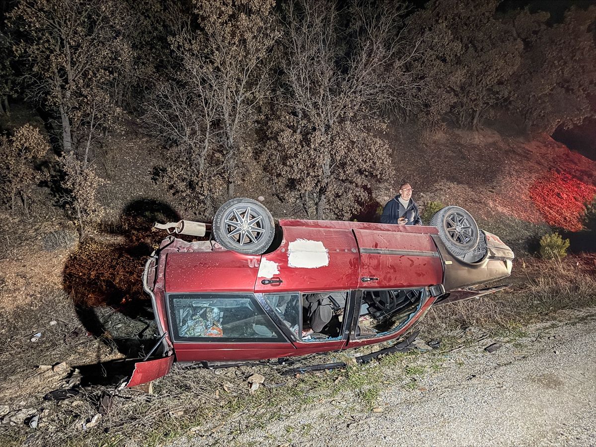Uşak'ta iki otomobilin çarpıştığı kazada 5 kişi yaralandı