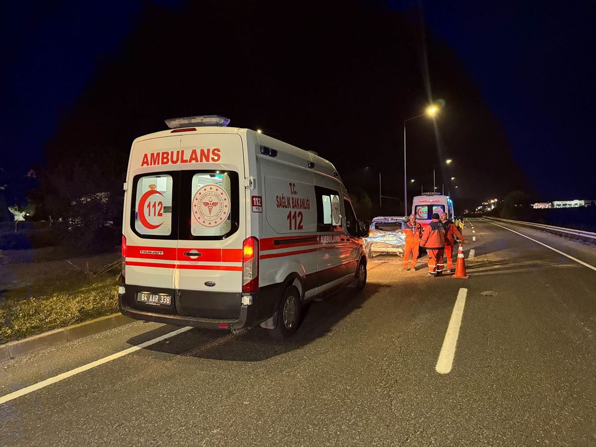 Uşak'ta tırın çarptığı otomobildeki 4 kişi yaralandı