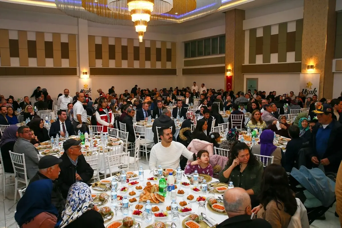 Uşak Valisi Aktaş, şehit aileleri ve gazilerle iftarda buluştu