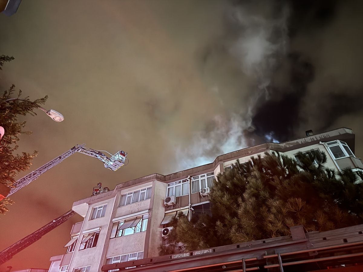 Üsküdar'da 5 katlı apartmanın çatı katında çıkan yangın söndürüldü