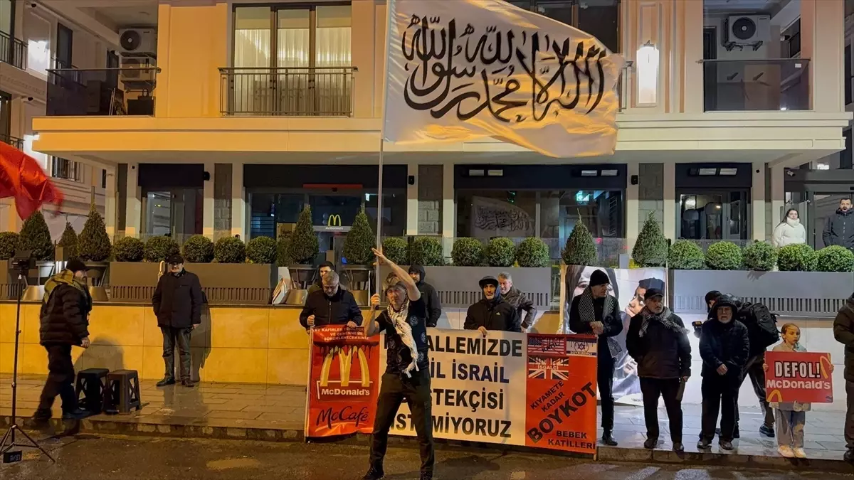 Üsküdar'da mahalle sakinlerinin McDonald's protestosu sürüyor