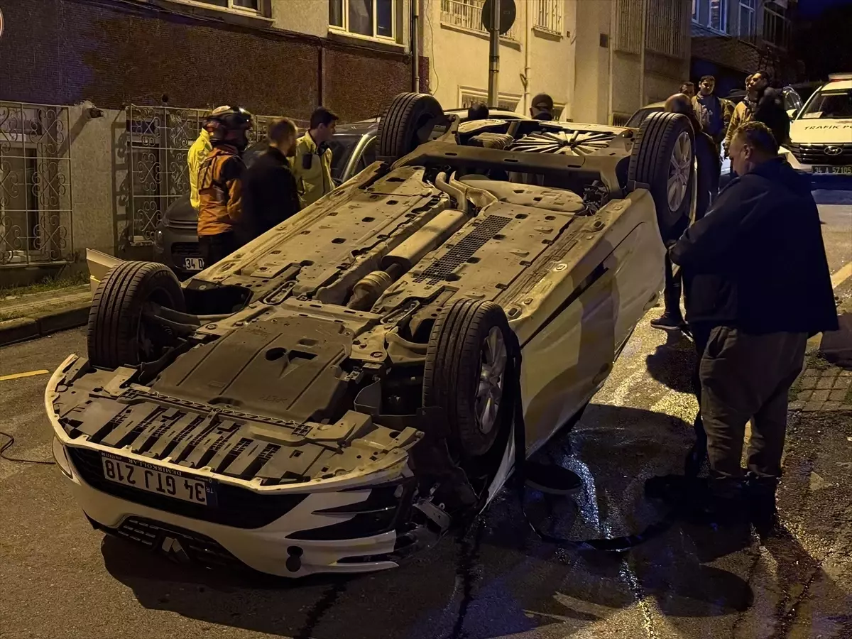 Üsküdar'da otomobilin park halindeki araçlara çarptığı kazada 1 kişi hafif yaralandı