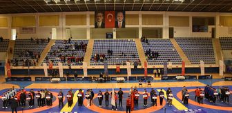 Van'da 15 Yaş Altı Grekoromen Serbest Güreş Grup Müsabakaları başladı