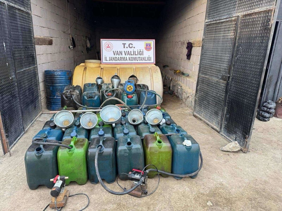Van'da 2 bin 30 litre kaçak akaryakıt ele geçirildi