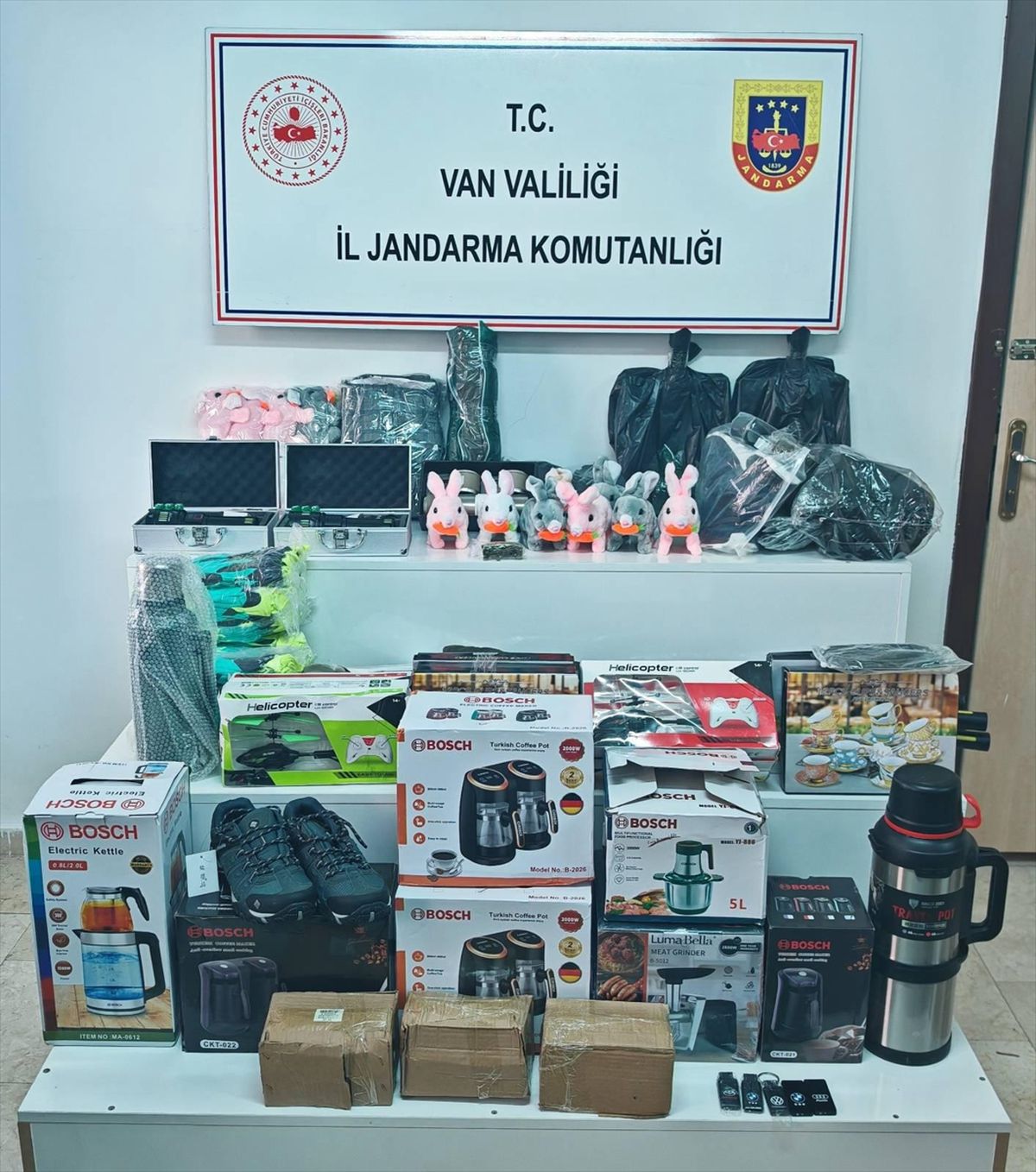 Van'da gümrük kaçağı eşya ve giysi ele geçirildi