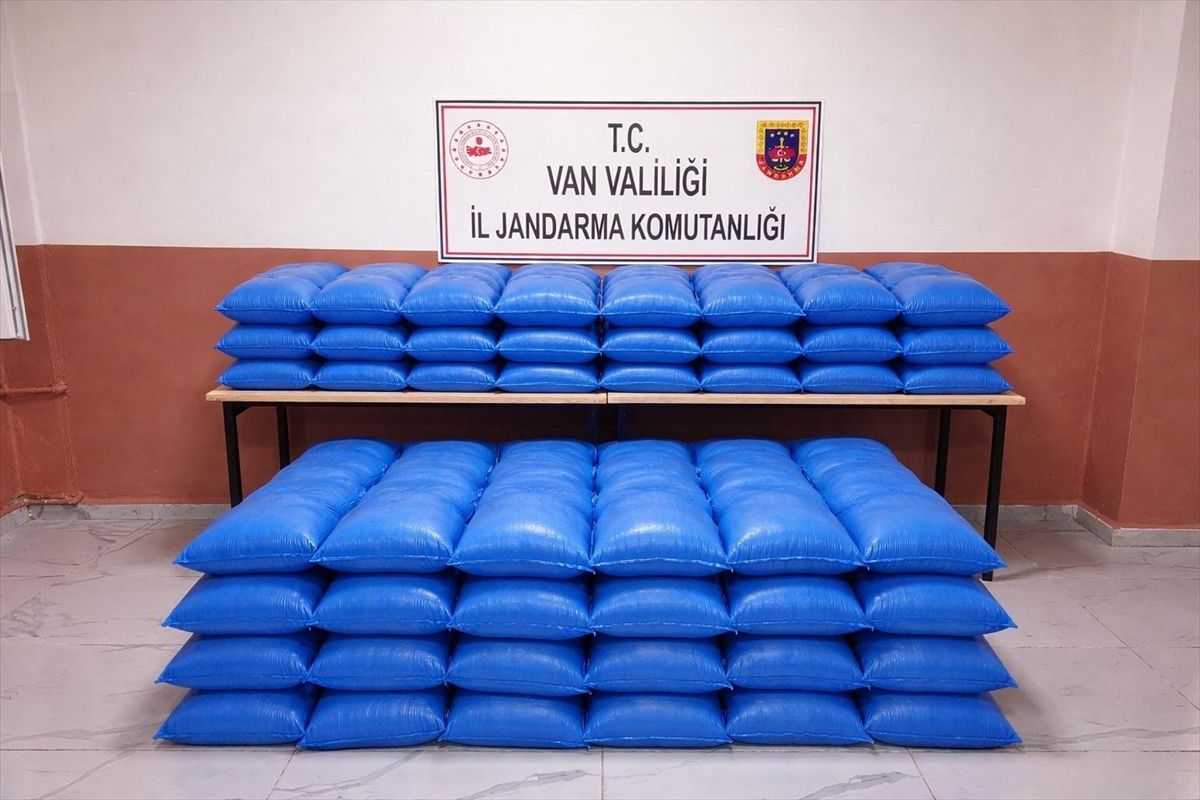 Van'da gümrük kaçağı gıda ve eşya ele geçildi