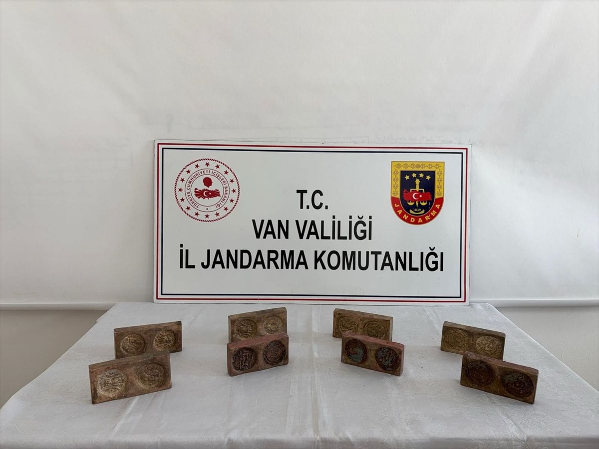 Van'da ham maddesi altın olan 8 tarihi eser ele geçirildi