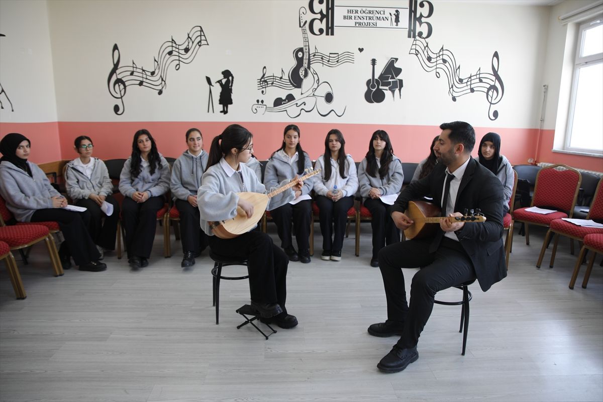 Van'da "Her Öğrenci Bir Enstrüman" projesiyle 178 öğrenci müzikle buluştu