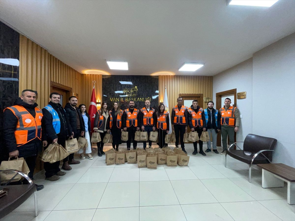 Van'da "İftara 5 Kala Programı" kapsamında vatandaşlara kumanya dağıtılıyor