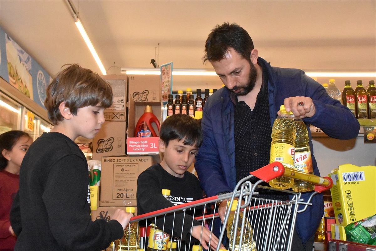 Van'da öğrenciler yardım kolileri hazırladı