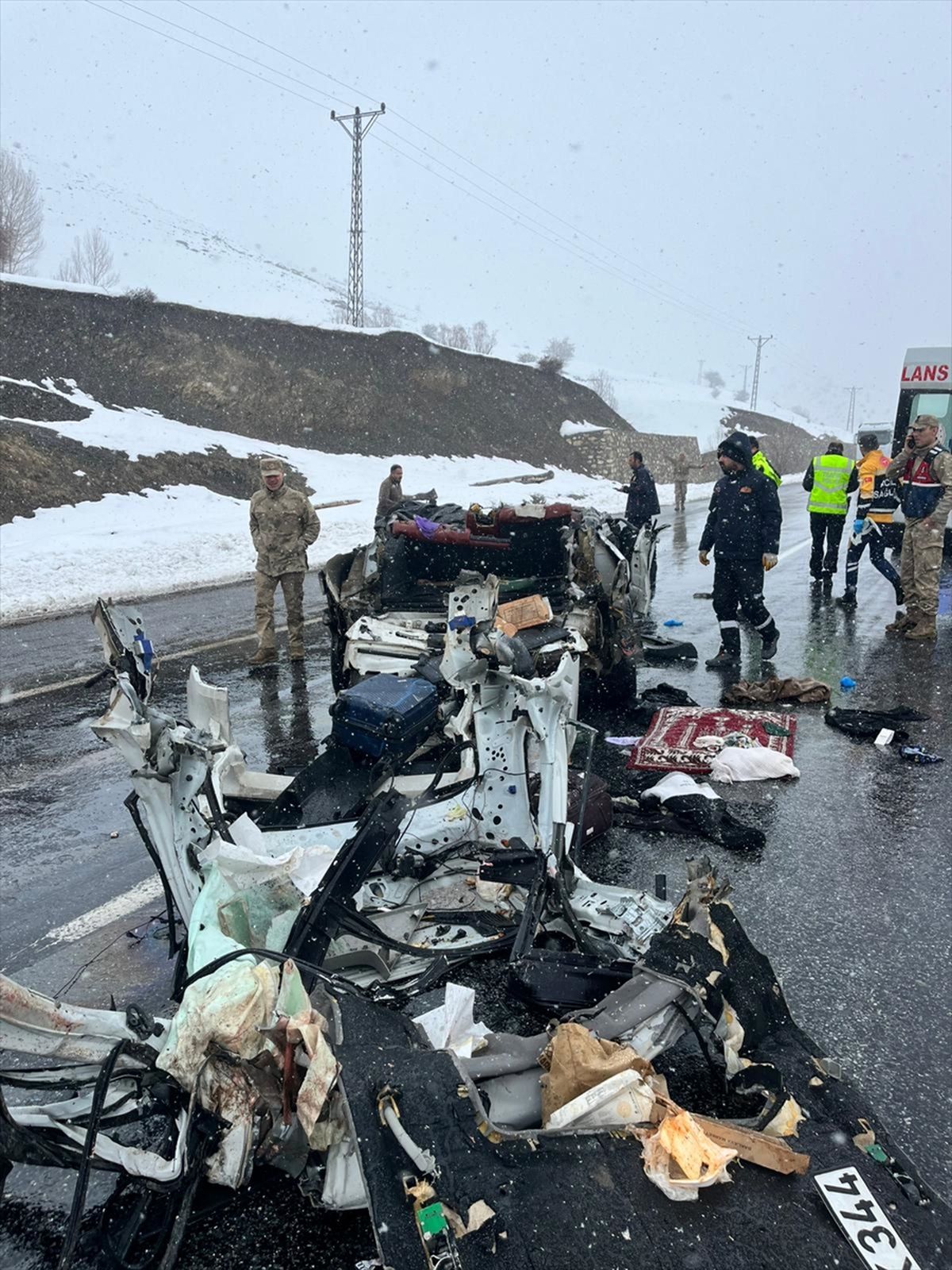 Van'da otomobil ile tırın çarpıştığı kazada 2 kişi öldü, 3 kişi yaralandı