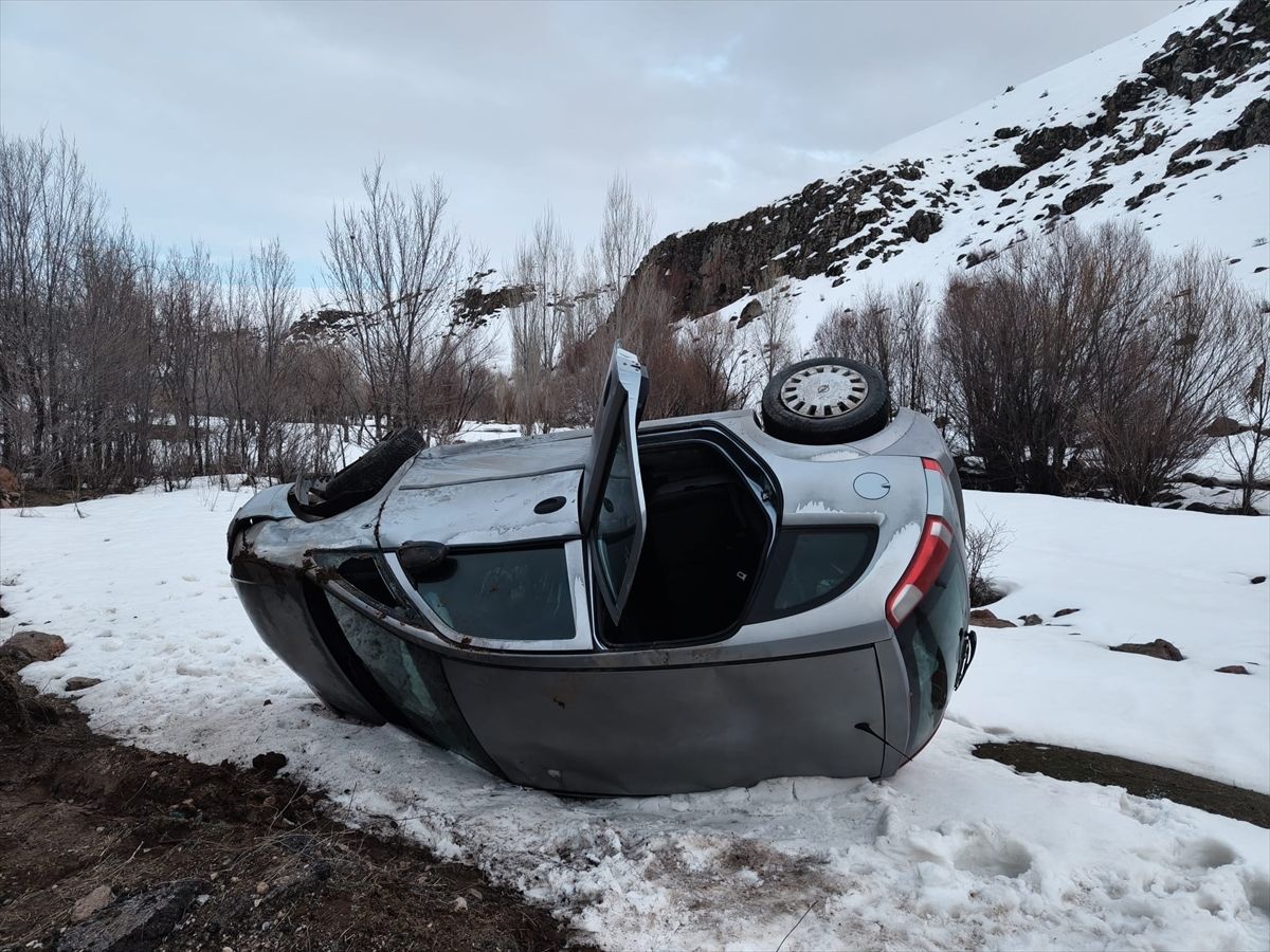Van'da şarampole devrilen otomobildeki 3 kişi yaralandı