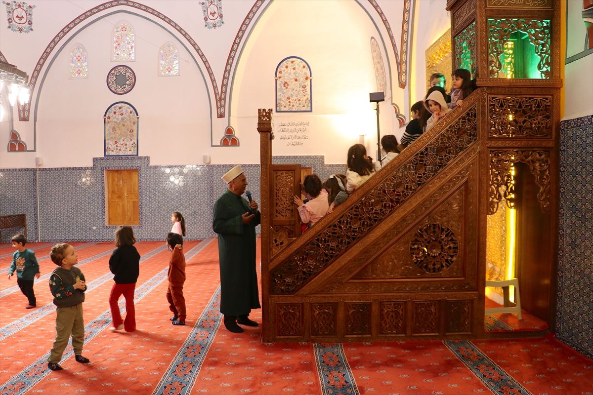 Van'da tarihin izlerini taşıyan cami öğrencileri ağırlıyor
