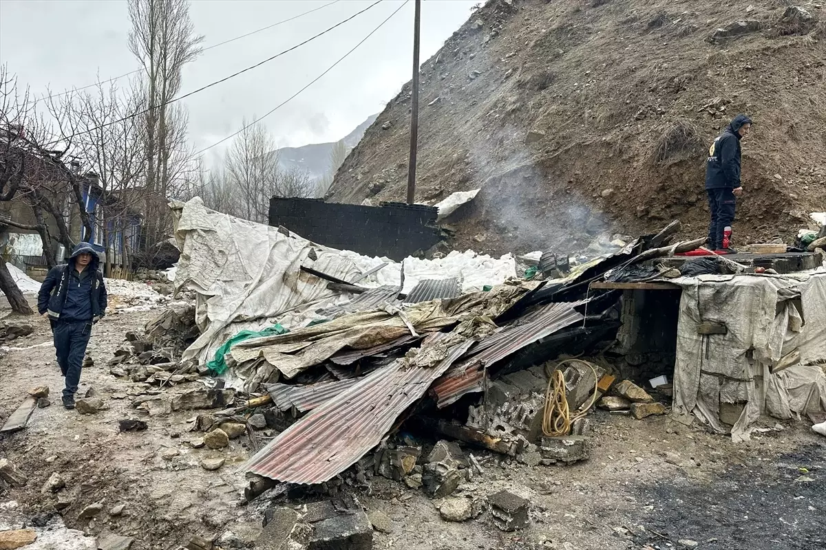 Van'da toprak kayması sonucu çöken tandır evinin enkazında kalan 2 kişi yaralandı