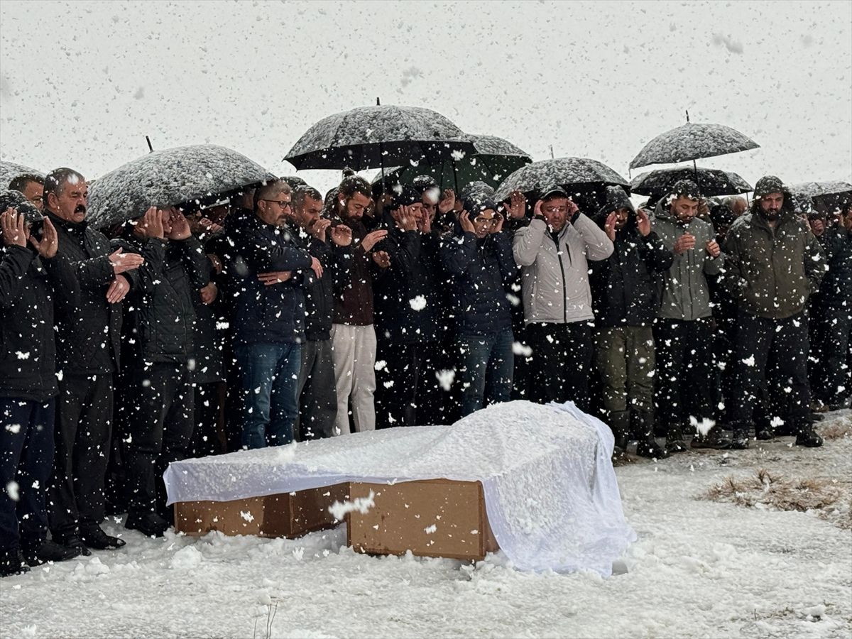 Van'da trafik kazasında ölen çift ile bebeklerinin cenazesi Hakkari'de toprağa verildi