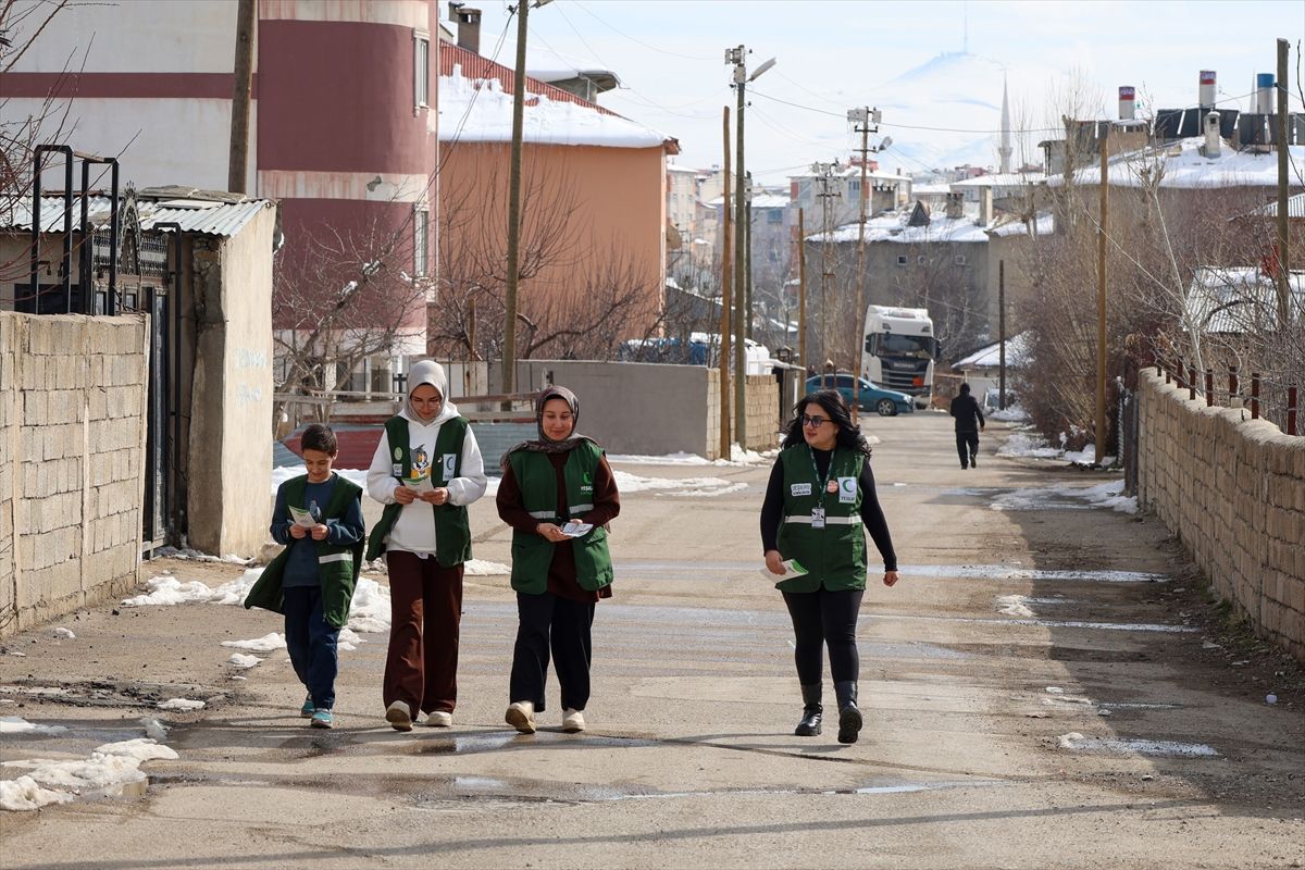 Van'da Yeşilay ekipleri kapı kapı gezerek aileleri bağımlılık konusunda bilinçlendiriyor