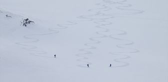 Van'ın karlı dağları macera tutkunu yabancı kayakçıları ağırladı