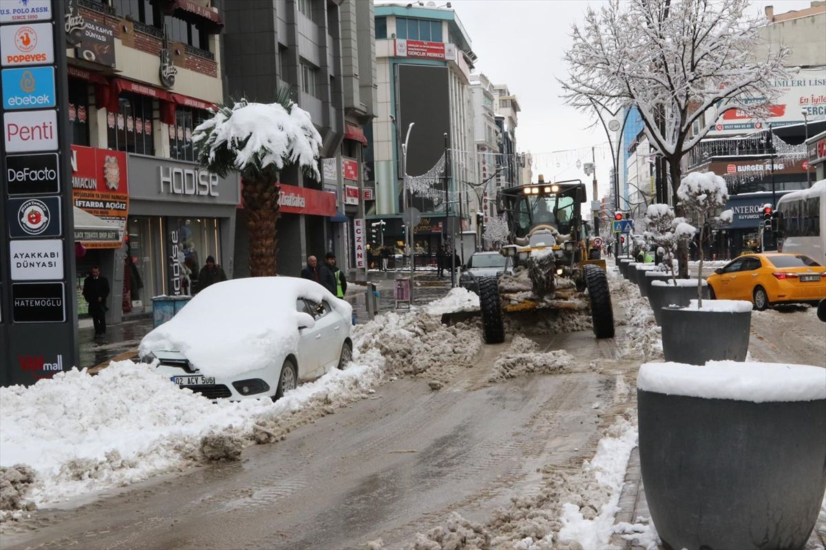 Van ve Bitlis'te kar etkili oldu