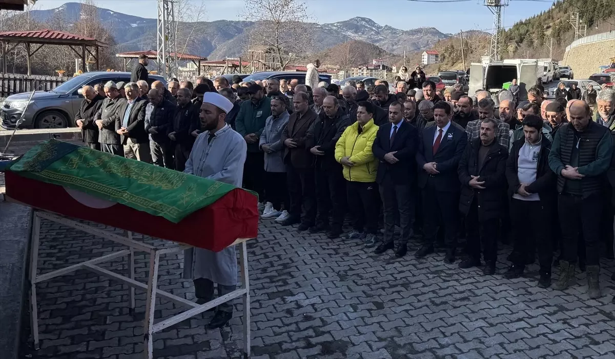 Vefat eden eski milli kadın futbolcu Nurcan Çelik, Artvin'de toprağa verildi